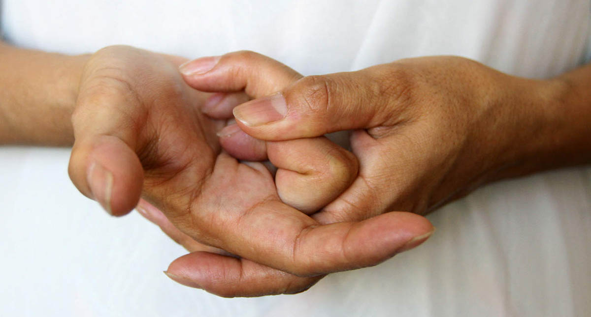 ¿Qué pasa al tronarse los dedos? - tronarse-los-dedos