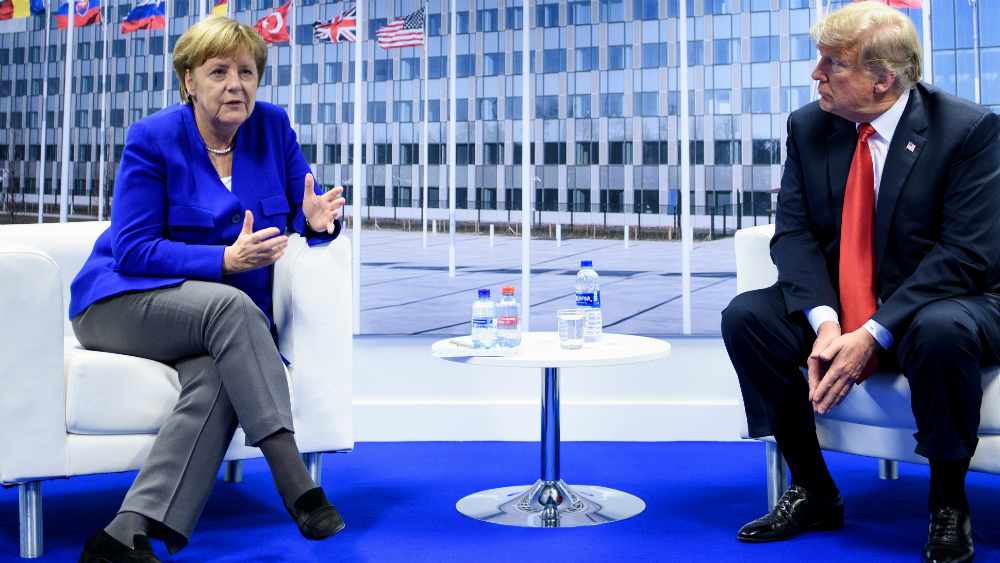 Trump urge a los aliados de la OTAN a duplicar su gasto militar - trump-merkel-1