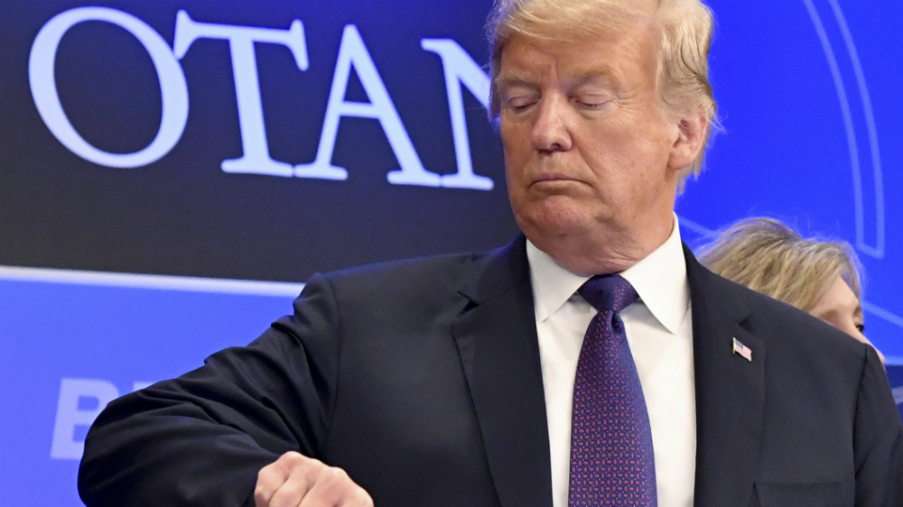 Trump urge a los aliados de la OTAN a duplicar su gasto militar - trump-reloj