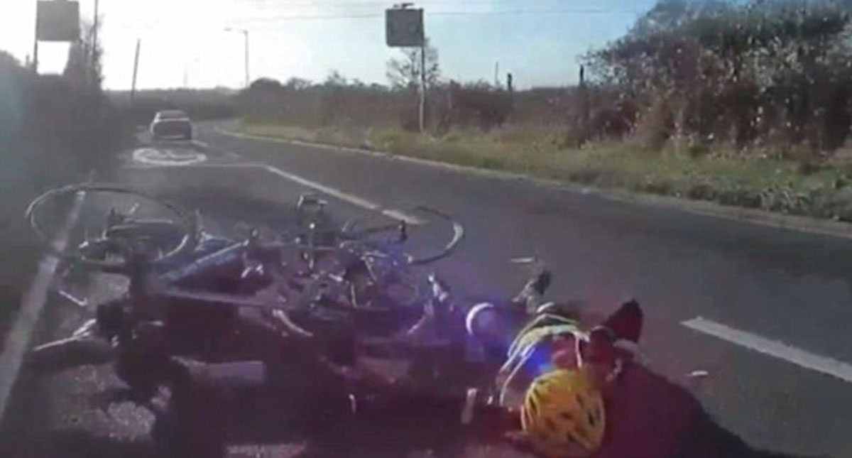 #Video Anciano atropella a grupo de ciclistas en Inglaterra #Video Anciano atropella a grupo de ciclistas en Inglaterra