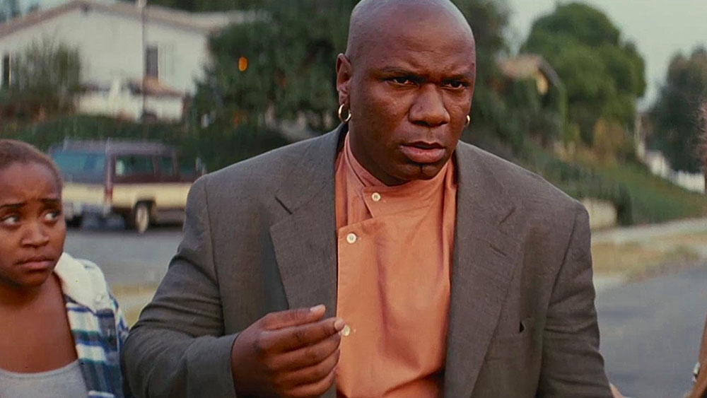 Actor denuncia que policía le apuntó con pistola en su casa