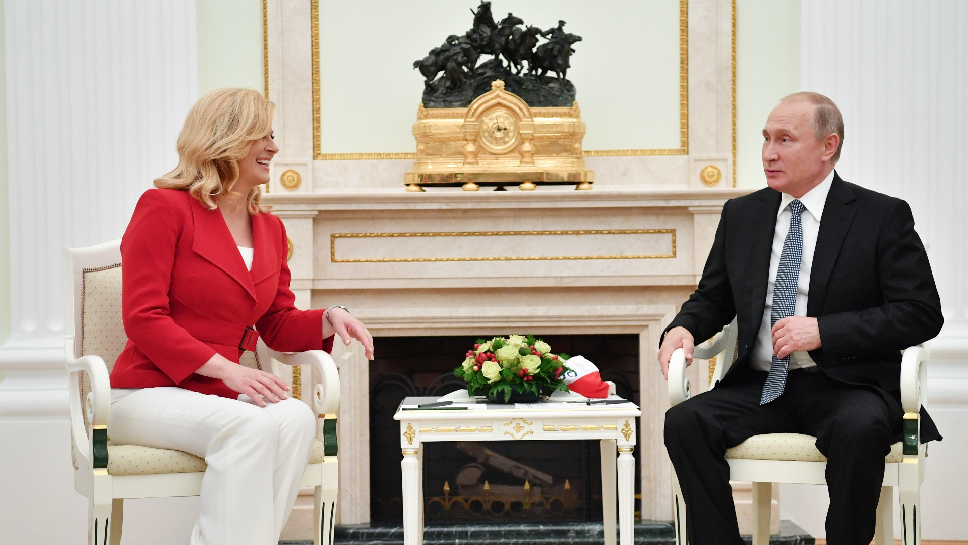 Presidenta de Croacia regala a Putin camiseta de su selección - vladimir-putin-kolinda-grabar-kitarovic