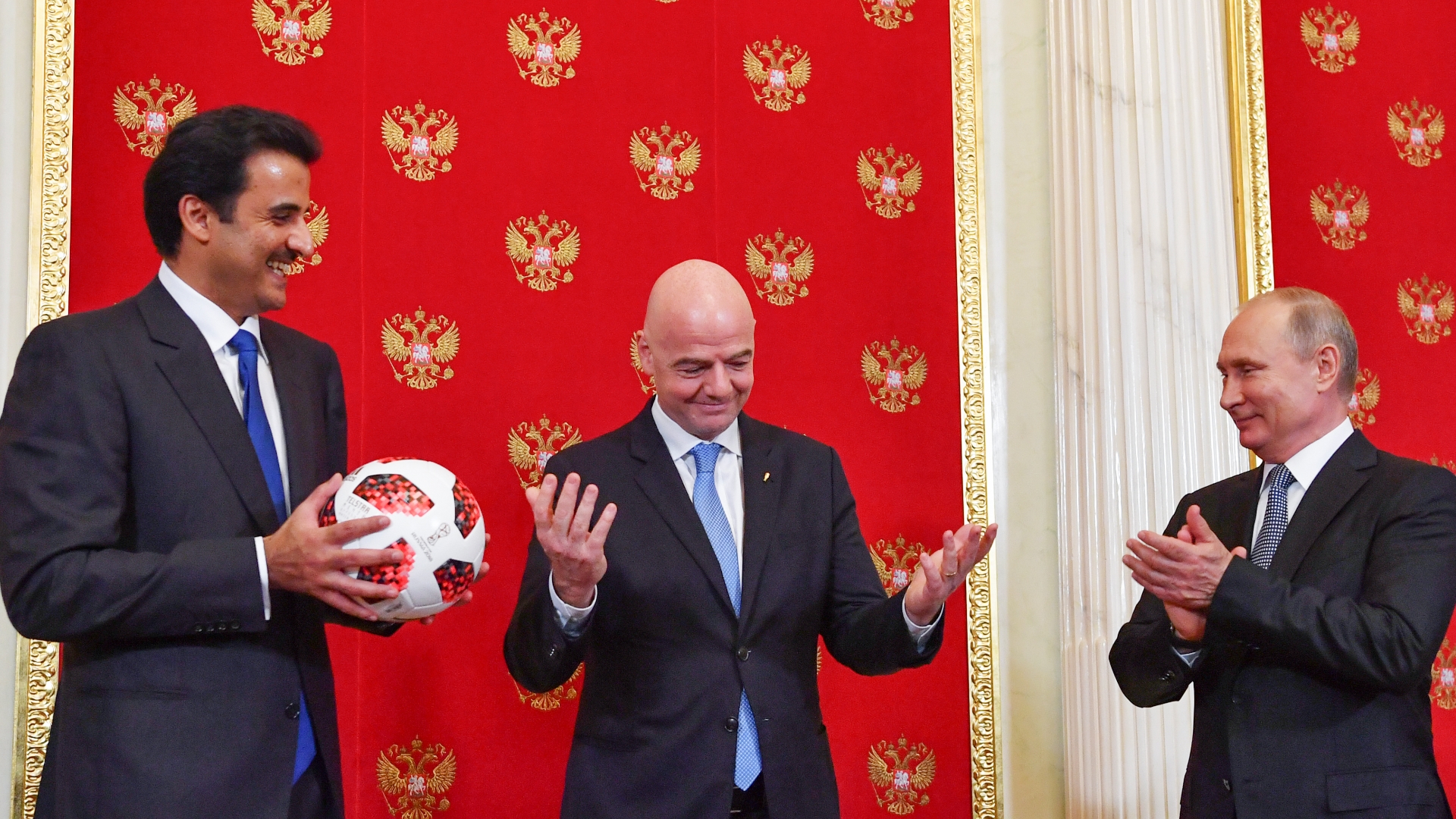 Vladimir Putin entrega a Qatar relevo simbólico del Mundial