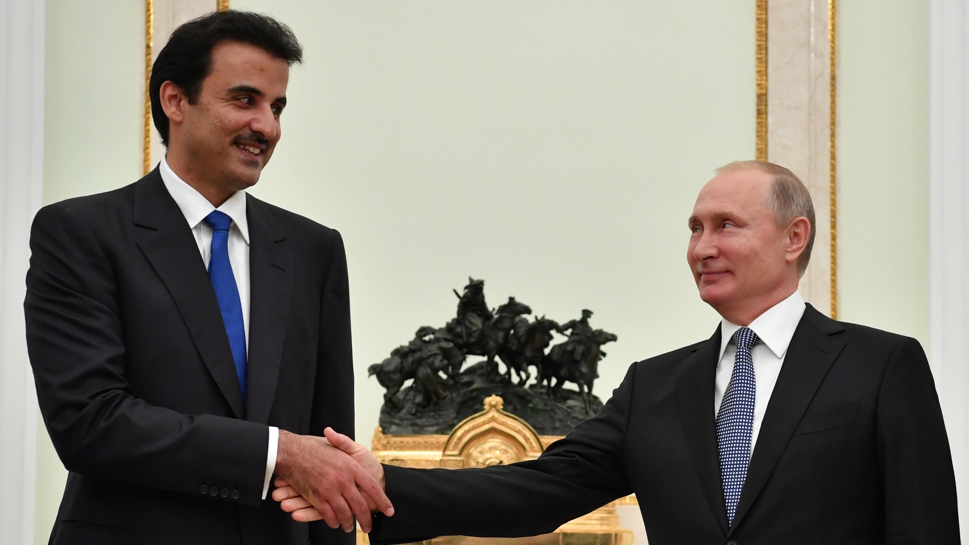 Vladimir Putin entrega a Qatar relevo simbólico del Mundial - vladimir-putin-sheikh-tamim