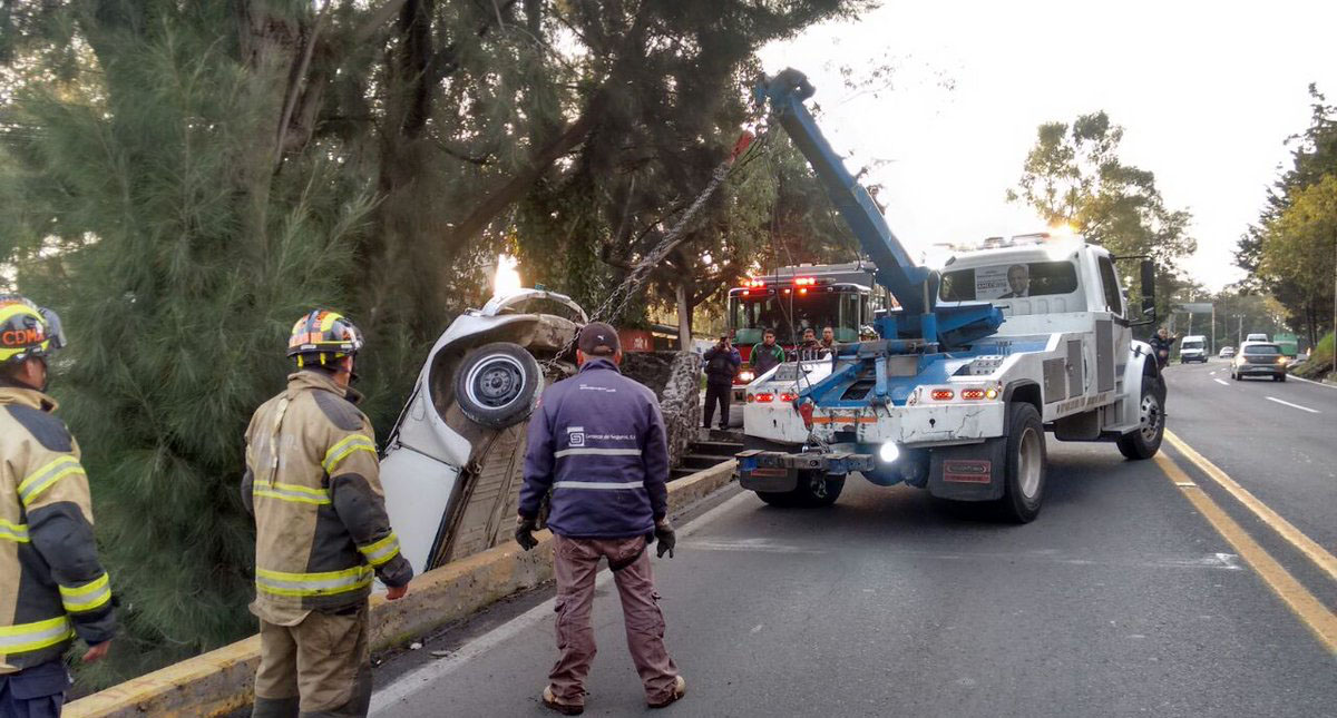 Accidente en autopista termina con conductor prensado entre árboles Accidente en autopista termina con conductor prensado entre árboles
