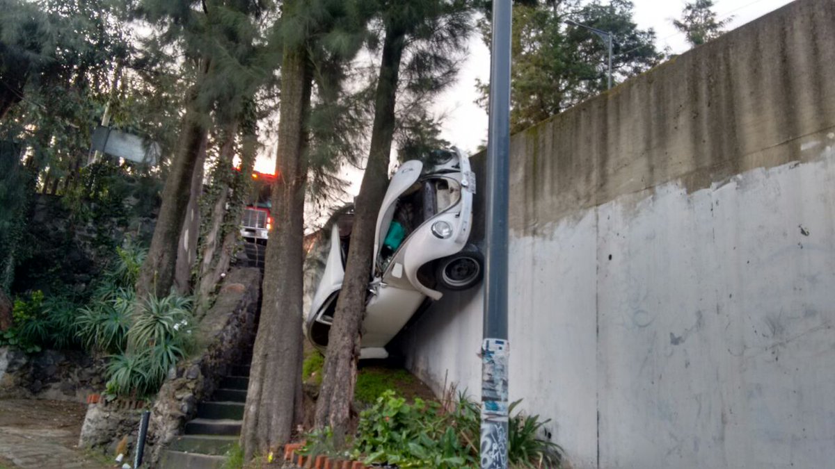 Accidente en autopista termina con conductor prensado entre árboles - vochidoint1
