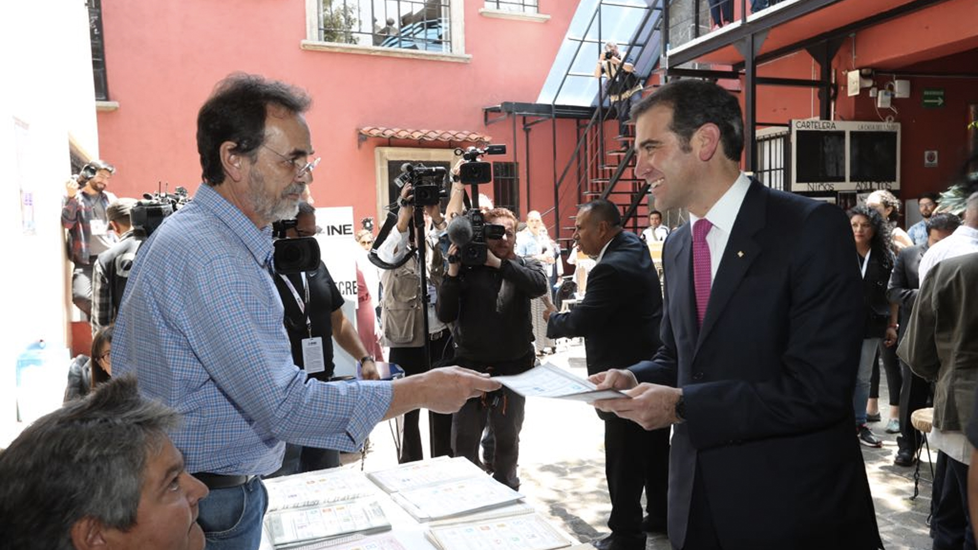 Lorenzo Córdova vota en Coyoacán - voto-de-lorenzo-cordoba