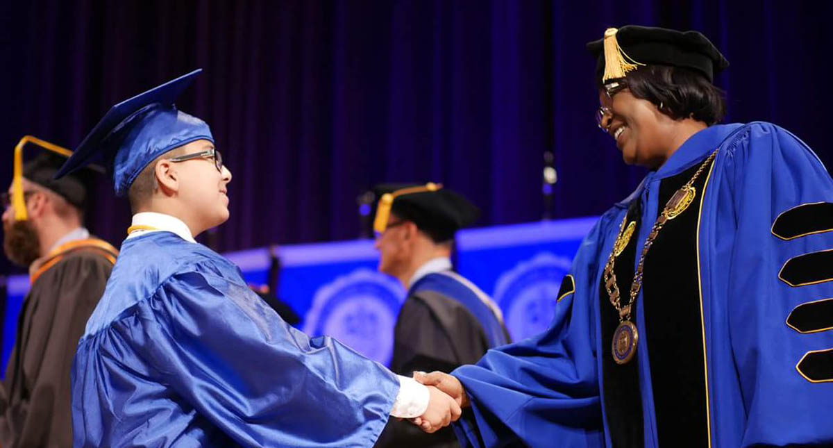 #Video Niño de 11 años se gradúa de la universidad - william-maillis