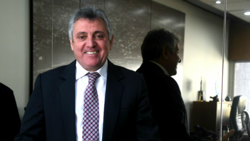 Renuncia presidente de la Asociación Uruguaya de Futbol a un día de elecciones