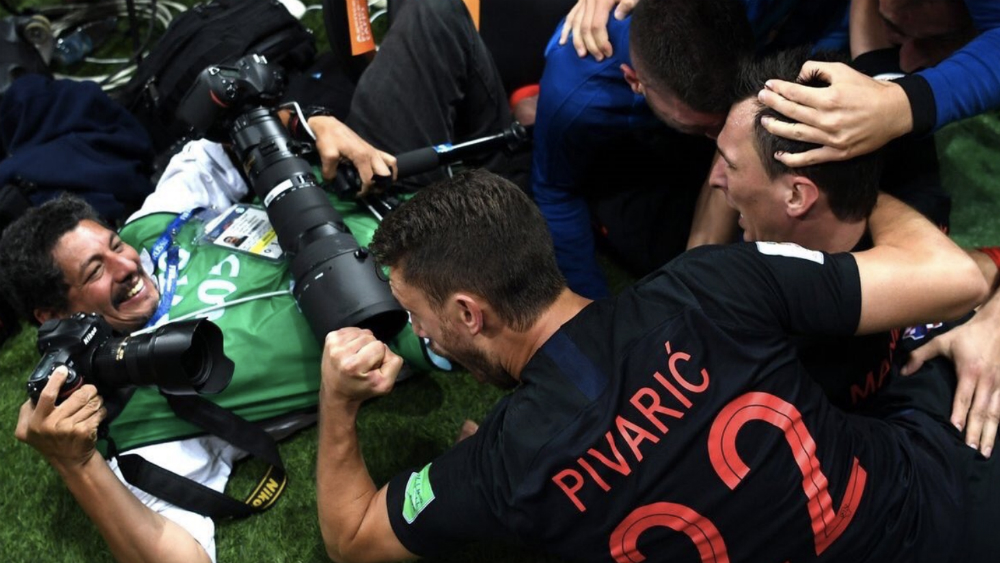 #Viral Fotógrafo de AFP México queda atrapado en festejo de jugadores croatas - yuri-cortez-fotografo-croacia-1