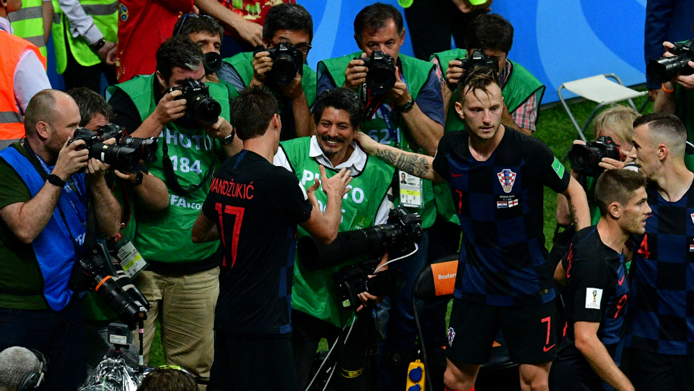 #Viral Fotógrafo de AFP México queda atrapado en festejo de jugadores croatas