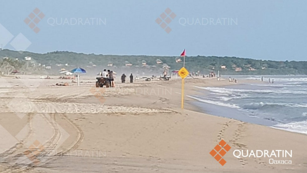 Arrastra corriente del mar a dos menores en playa de Oaxaca