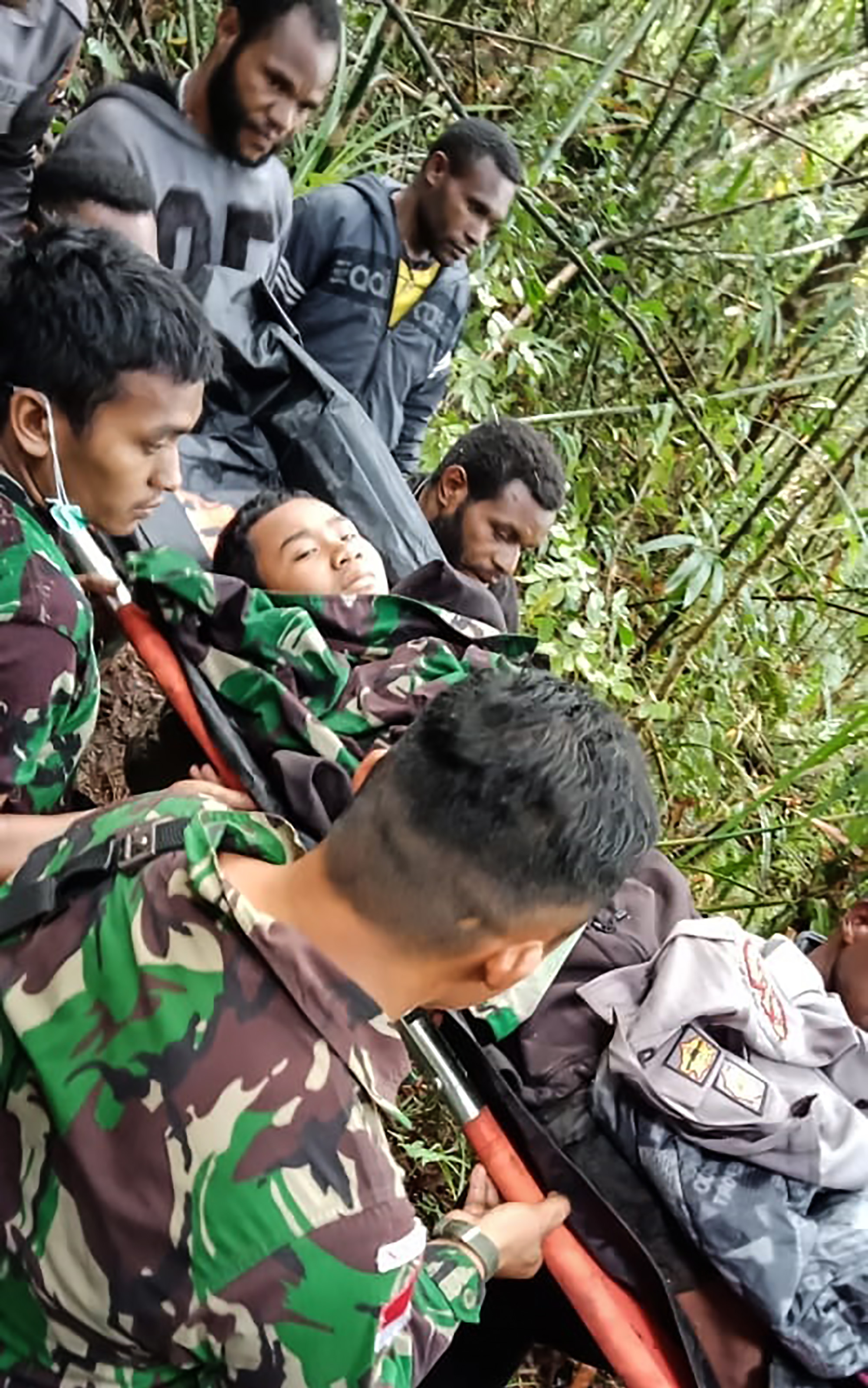 Menor de 12 años es el único sobreviviente de accidente aéreo en Indonesia - 000-18b4cj