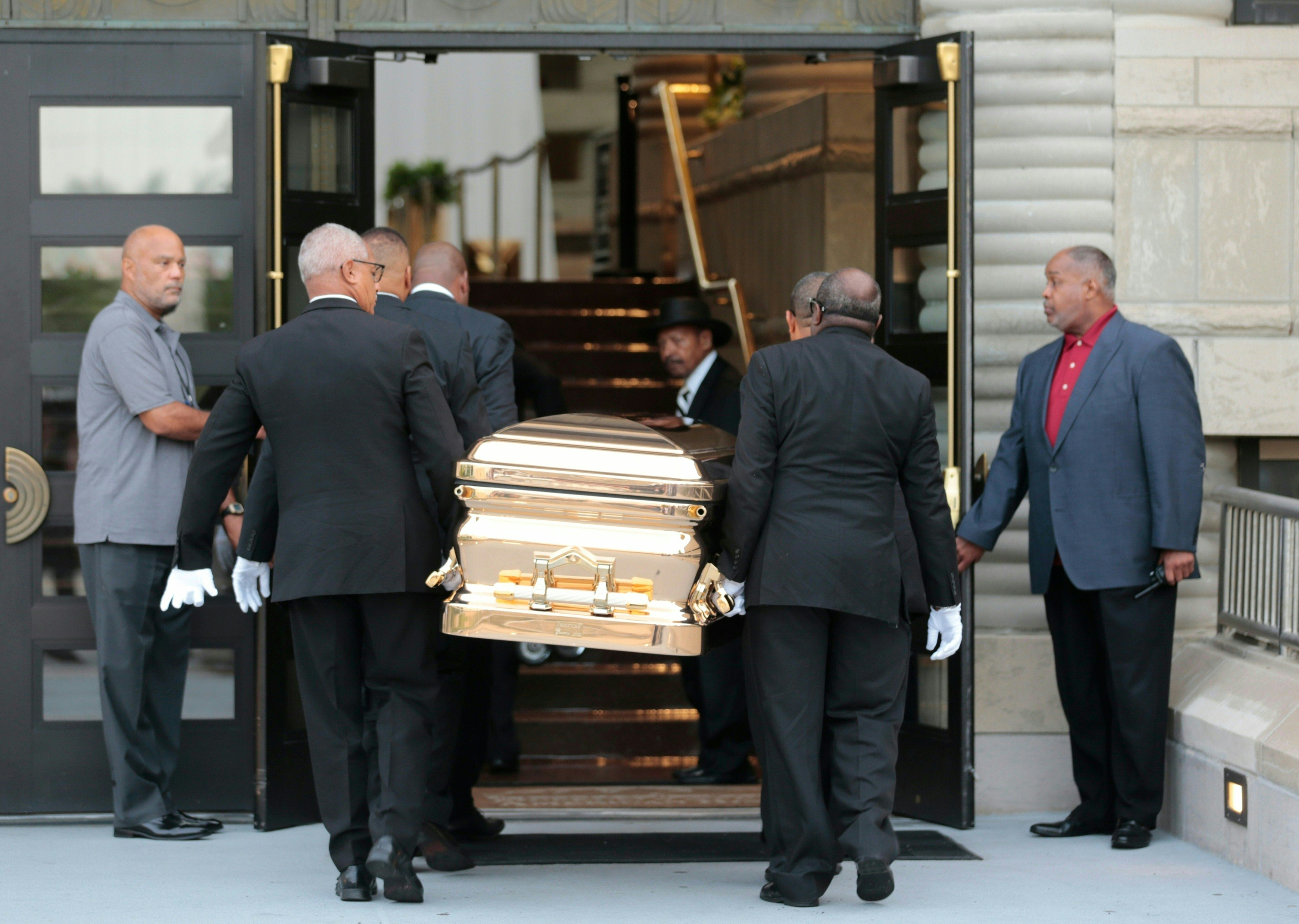 #Fotos Aretha Franklin en ataúd de oro y con vestido de coctel - 000-18n7z7