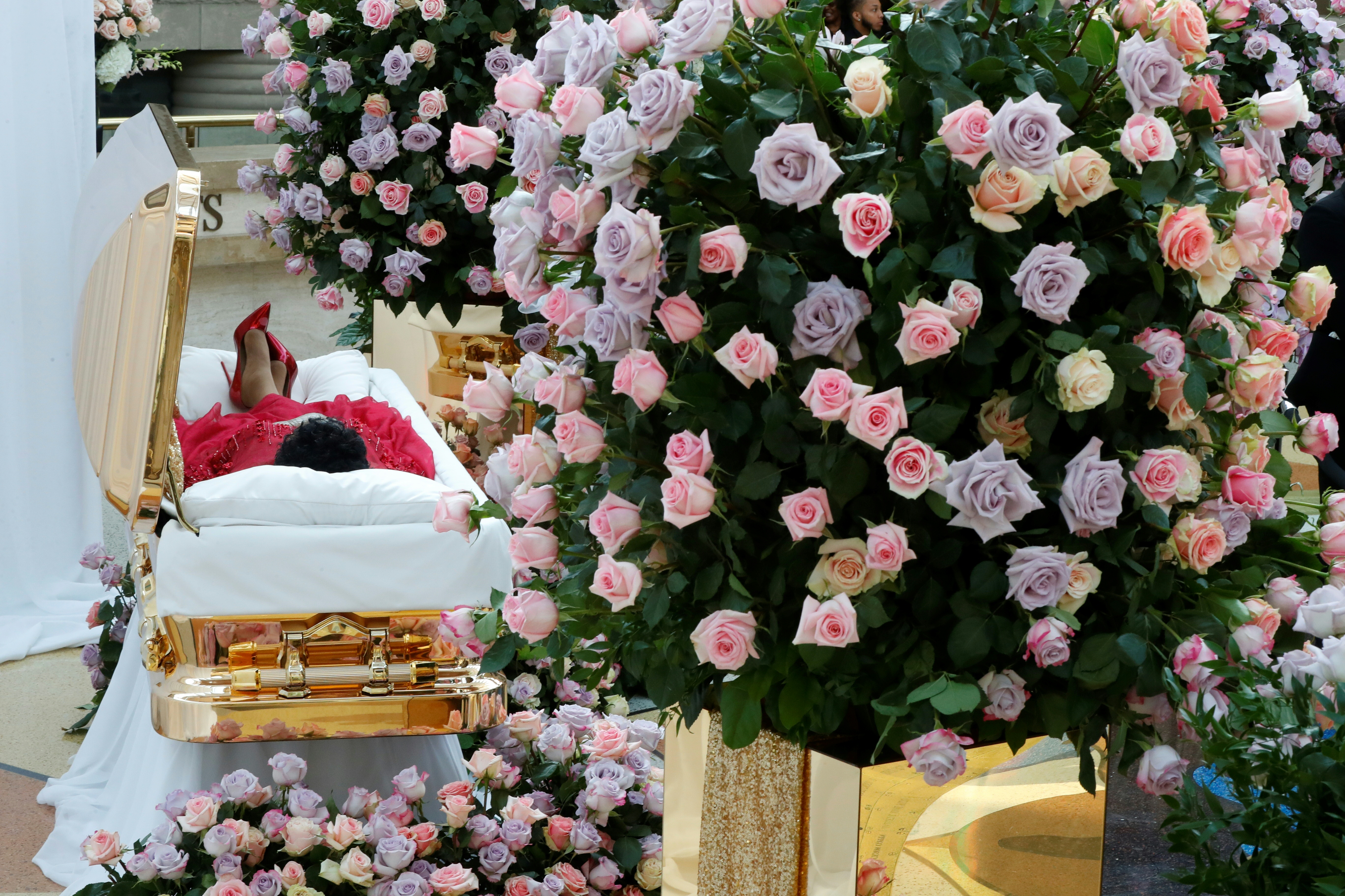 #Fotos Aretha Franklin en ataúd de oro y con vestido de coctel - 000-18n9ji
