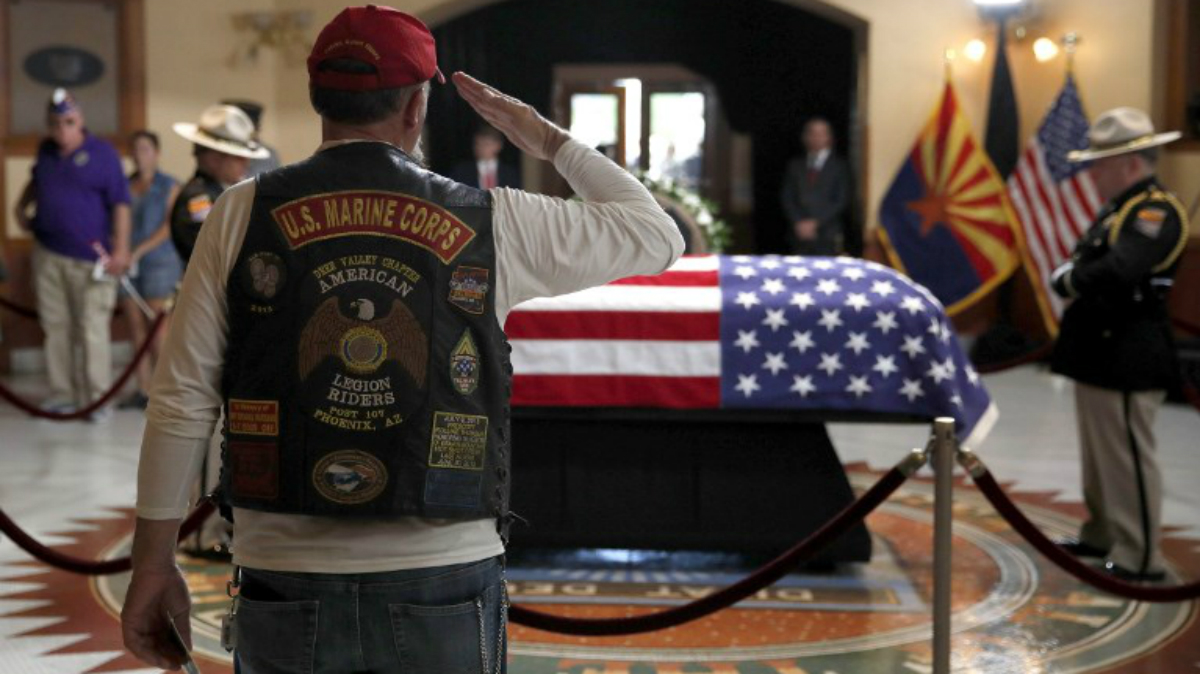 Políticos estadounidenses rinden homenaje a John McCain