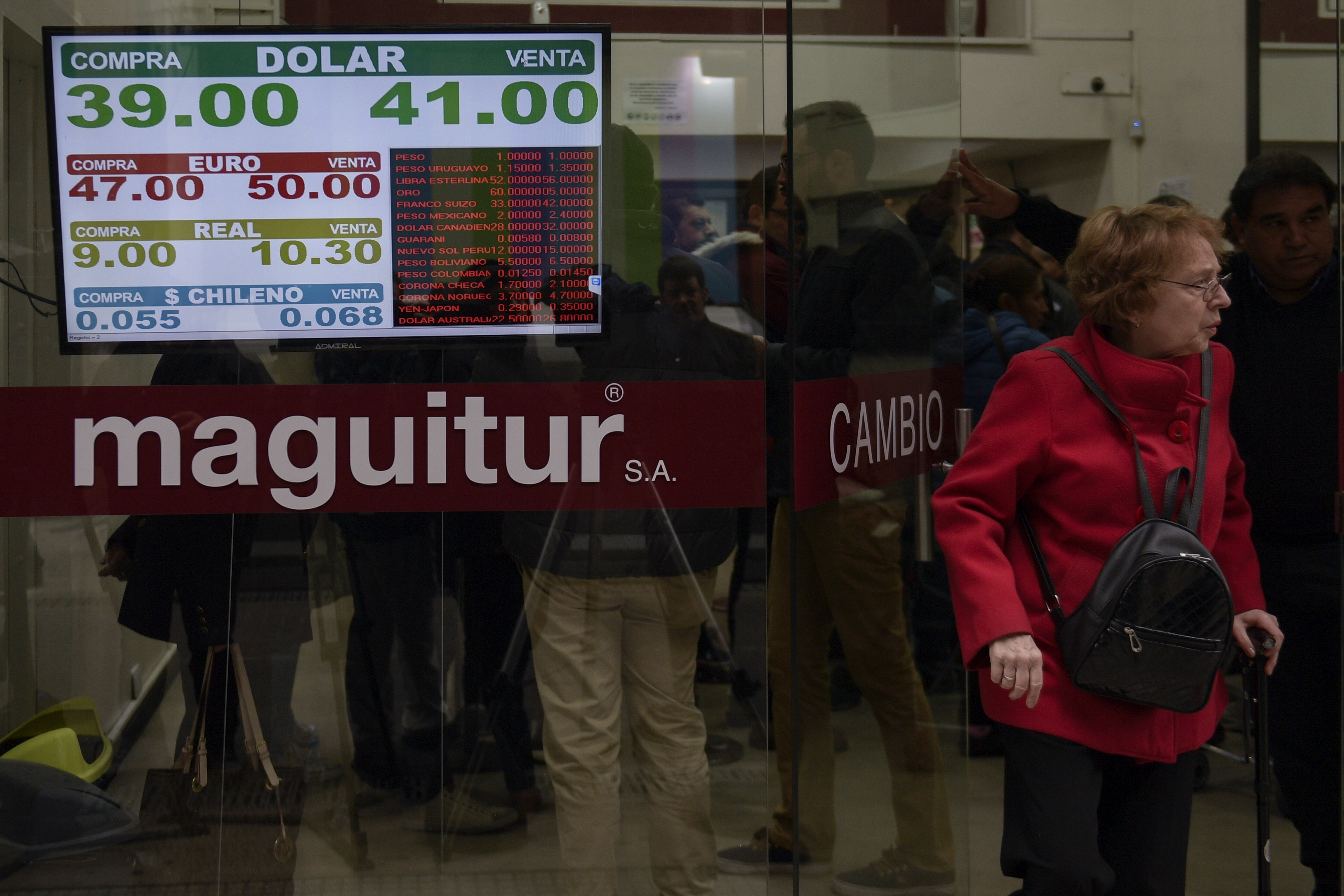 Banco central de Argentina subasta 500 mmdd para intentar contener el dólar