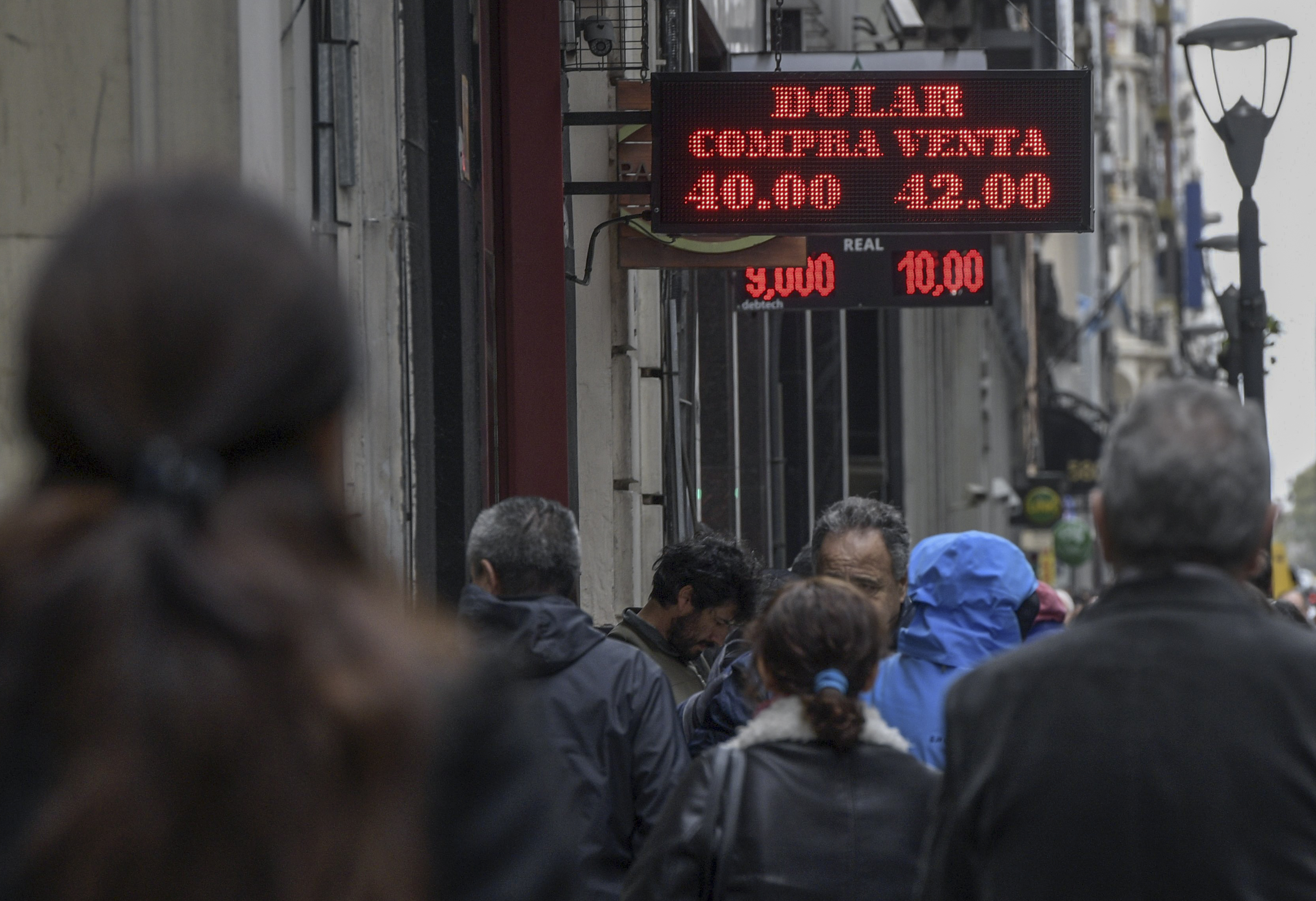 Banco central de Argentina subasta 500 mmdd para intentar contener el dólar - 000-18q1hy