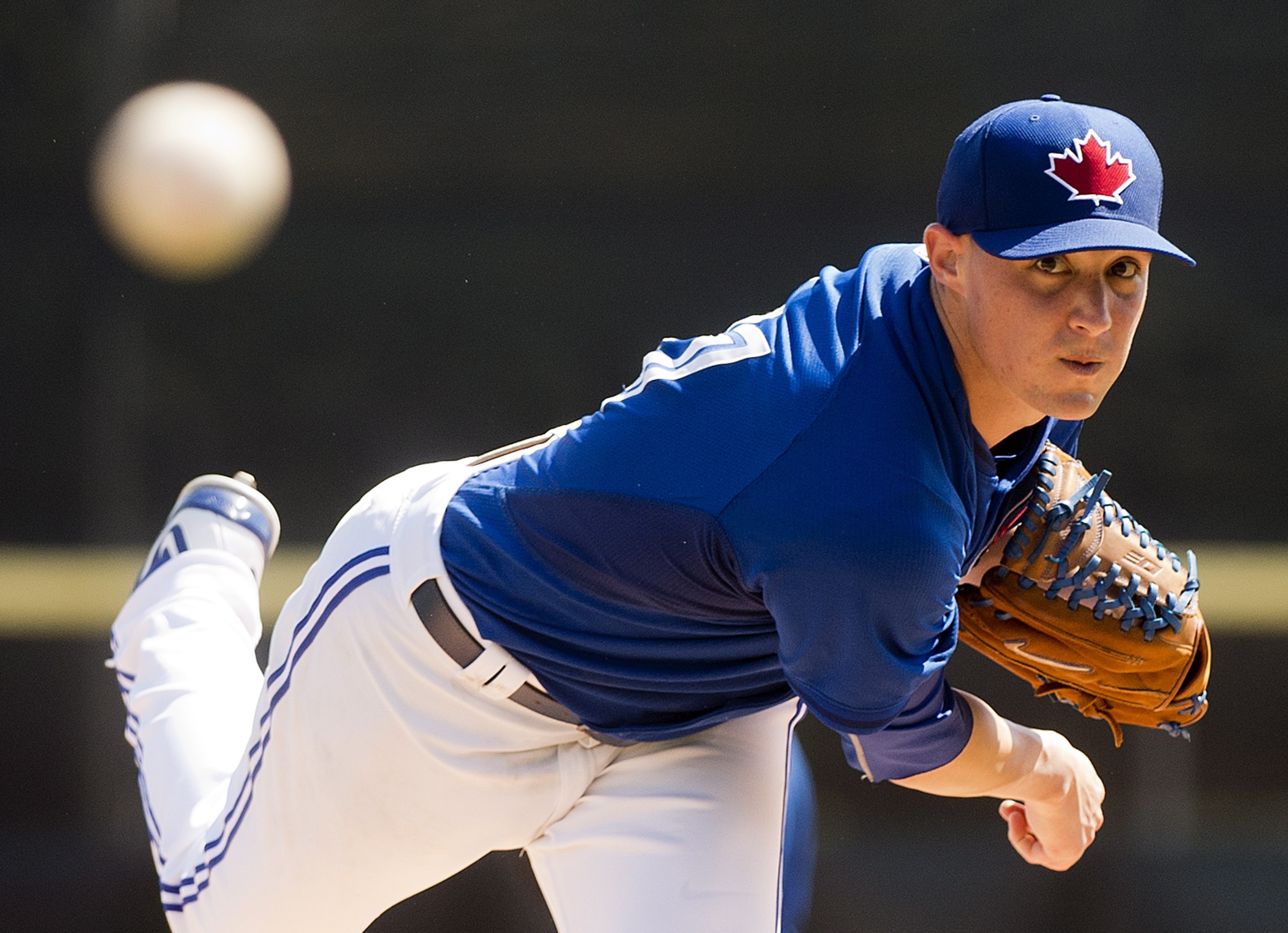 Pitcher de Blue Jays se lesionó al intentar cargar una maleta