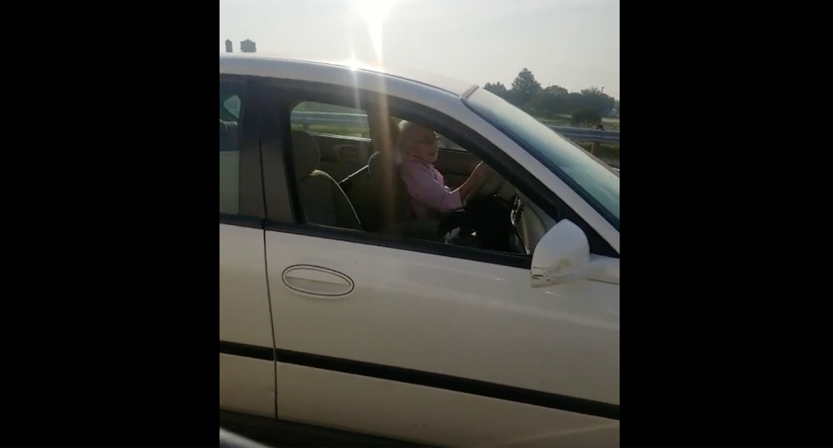 #Video Mujer de 94 conduce en sentido contrario en autopista de Texas #Video Mujer de 94 conduce en sentido contrario en autopista de Texas