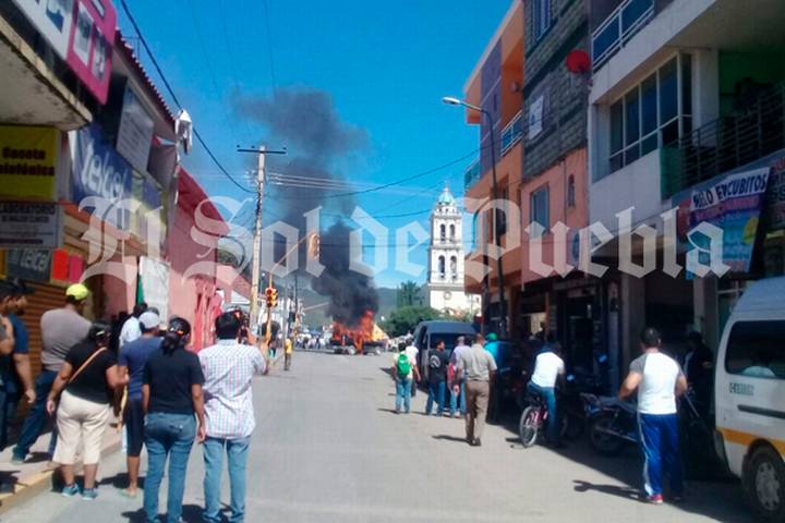 Queman vivos a acusados de robar a menores en Puebla - acatlan-puebla-linchamiento-3