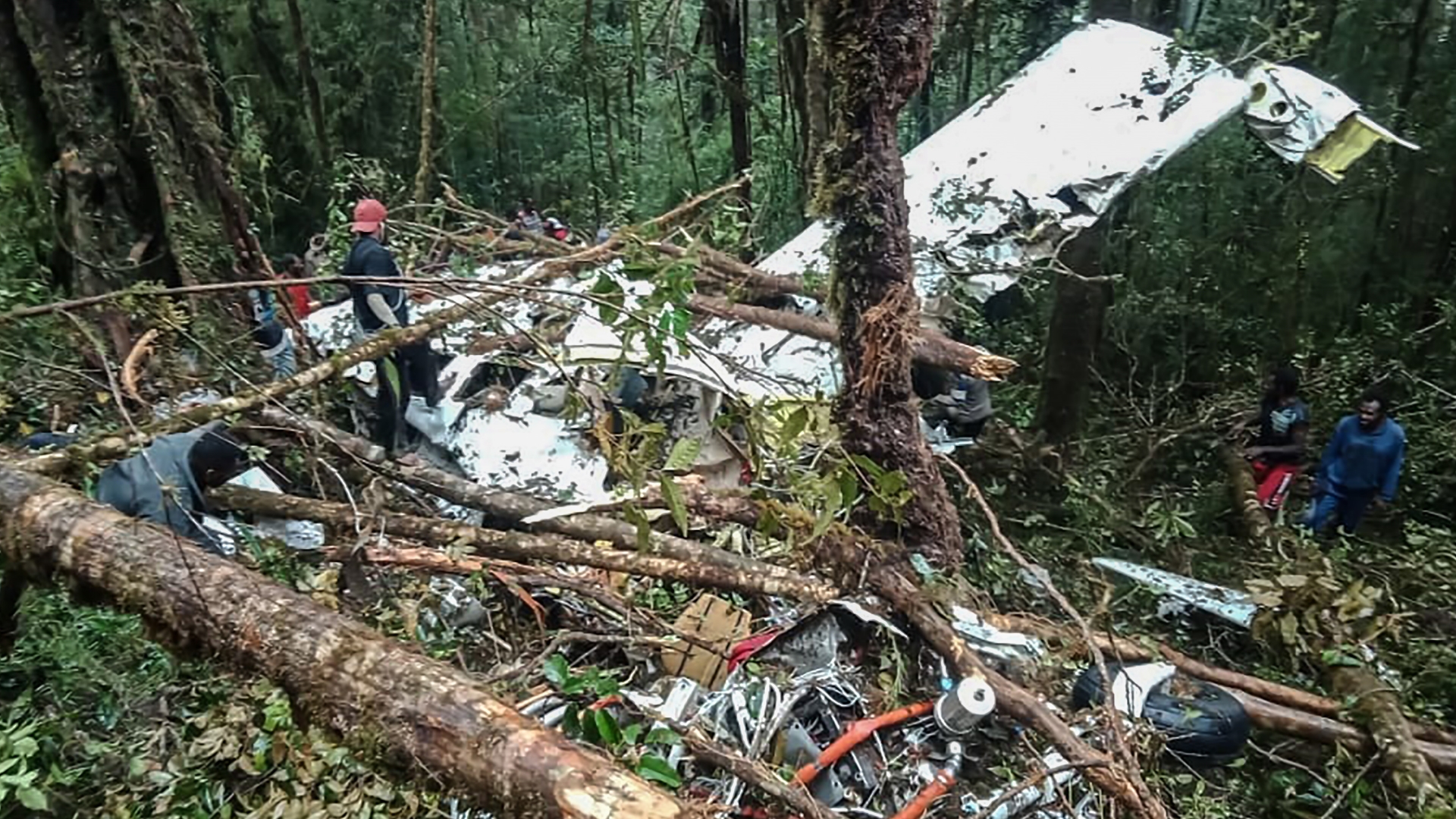 Menor de 12 años es el único sobreviviente de accidente aéreo en Indonesia