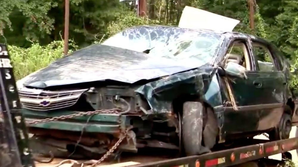 Sobreviven dos niños a accidente carretero y a estar solos en el bosque varios días