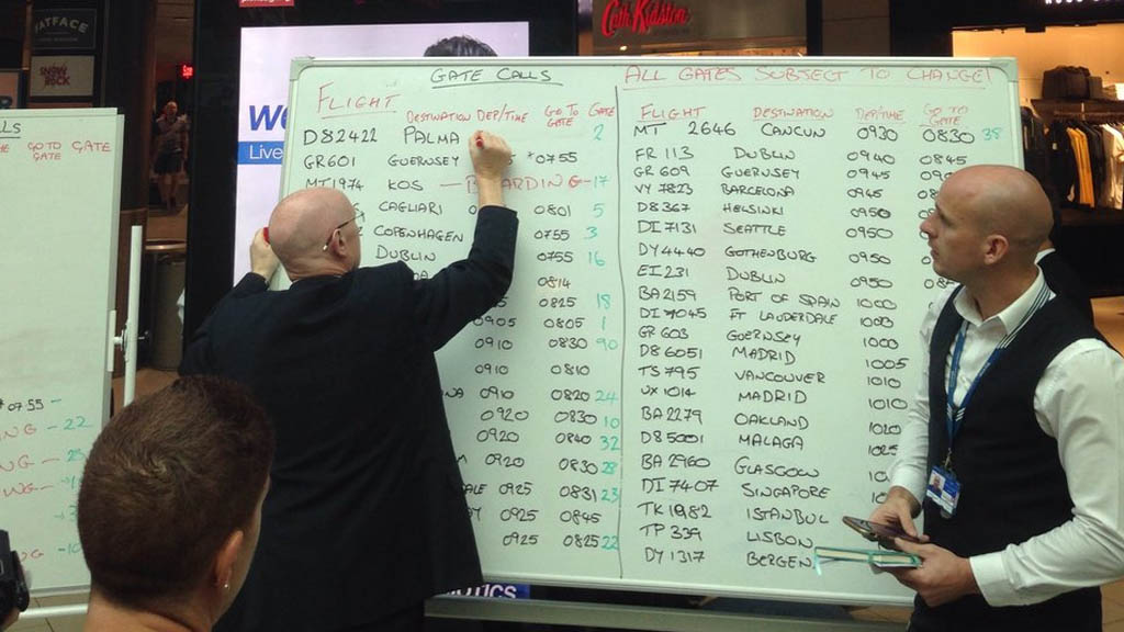 Aeropuerto en Londres obligado a poner información de vuelo en pizarrones - aeropuerto-gatwick-londres-pizarrones-2