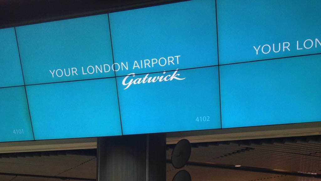 Aeropuerto en Londres obligado a poner información de vuelo en pizarrones
