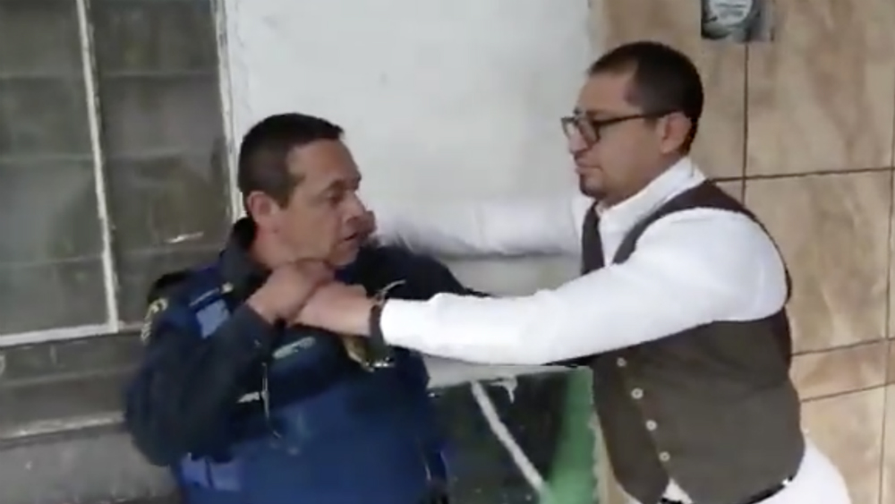 #Video Profesor de la UNAM agrede a policía capitalino