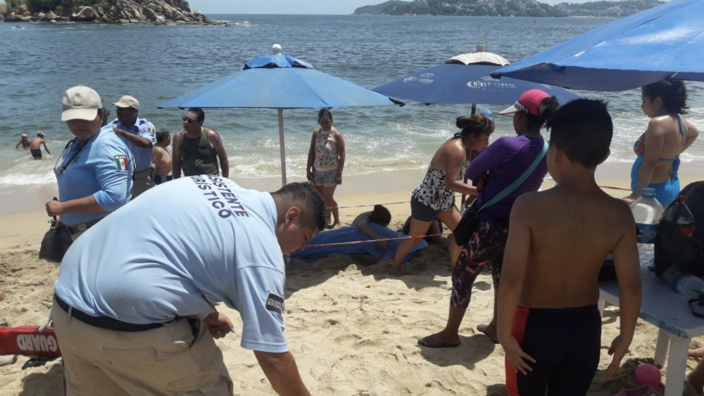 Muere turista de CDMX al ser arrastrado por las olas en Acapulco