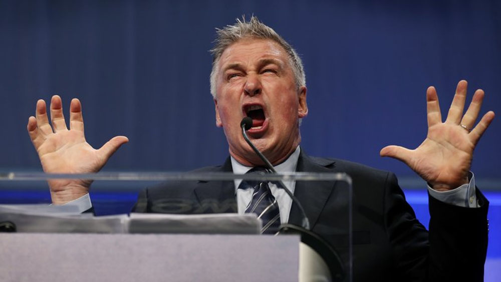 Falsifican documento con foto de Alec Baldwin para abrir cuenta bancaria