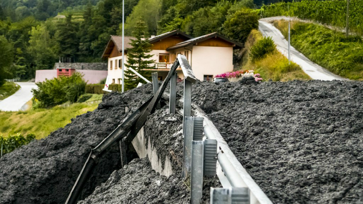 #Video Alud de tierra atraviesa una villa en Suiza