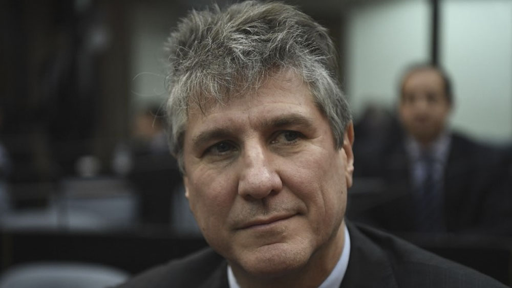 Condenan a casi seis años de cárcel a exvicepresidente argentino por corrupción