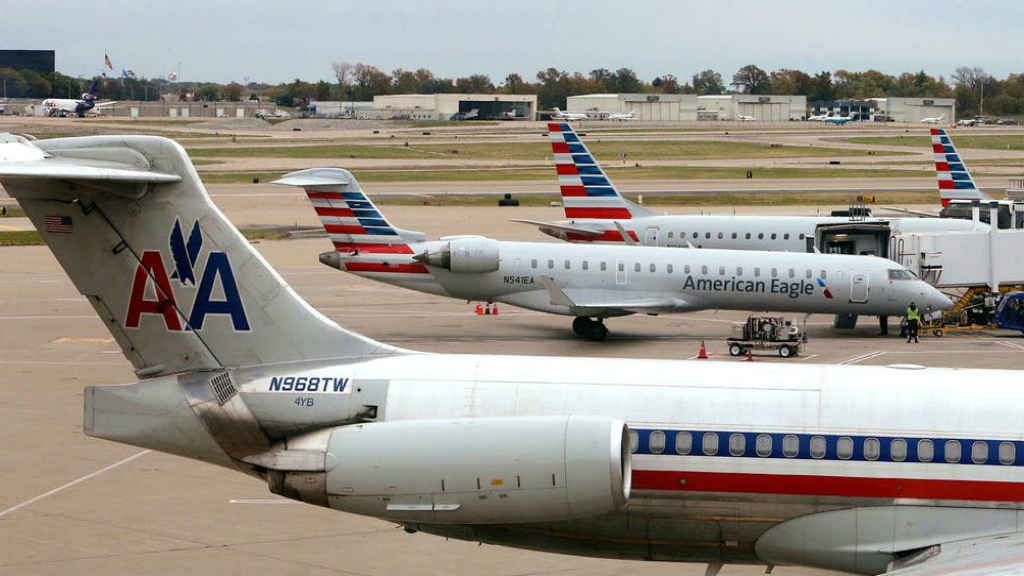 American Airlines dejará de aceptar efectivo en Cancún