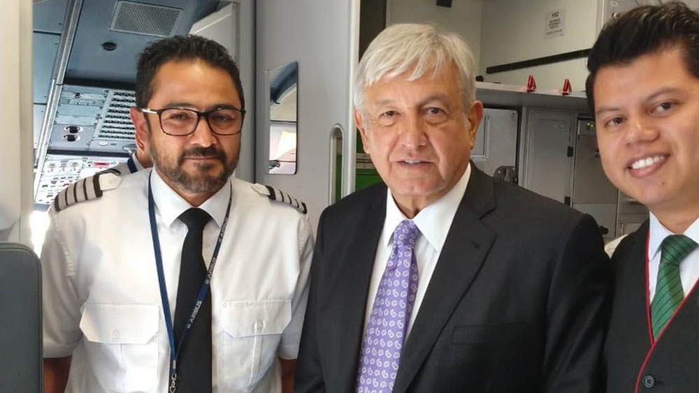 López Obrador viajó en Viva Aerobus de regreso a la capital