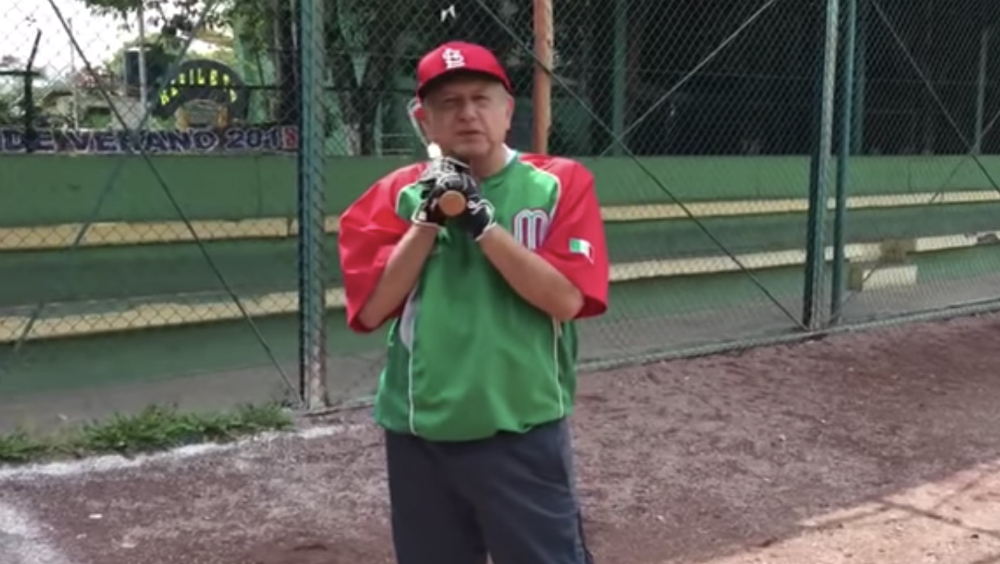 AMLO se escapa para jugar beisbol AMLO se escapa para jugar beisbol