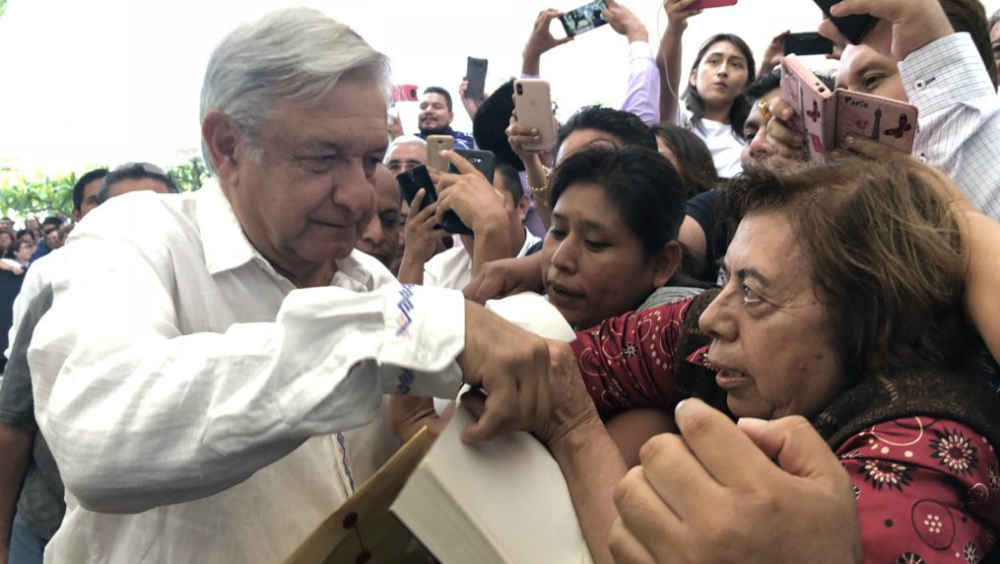 AMLO pide a maestros compromiso, diálogo y cero ausentismo AMLO pide a maestros compromiso, diálogo y cero ausentismo