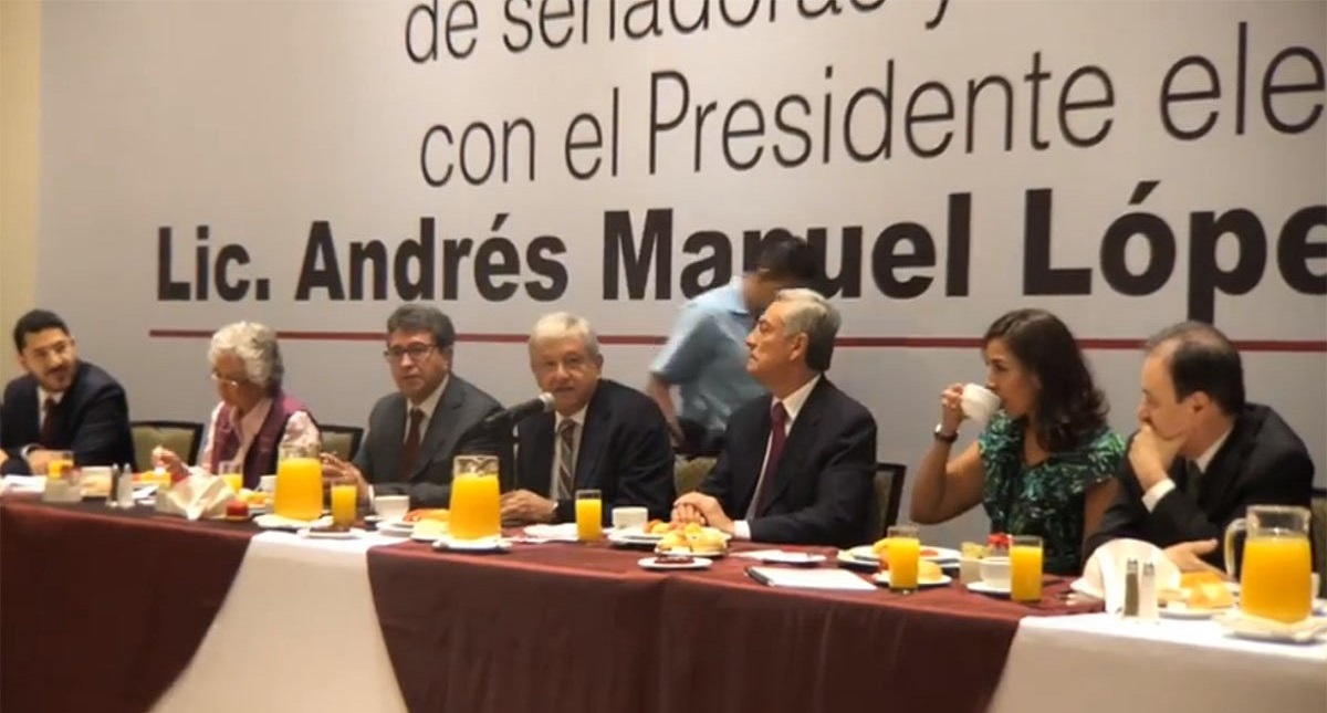 AMLO discute Ley de Austeridad con senadores electos de Morena - amlo-senadores