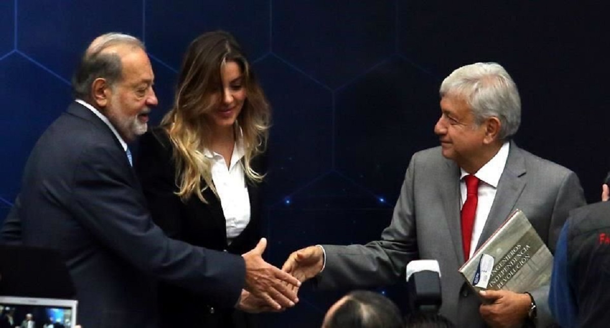 AMLO presenta a ingenieros tres propuestas para el NAIM AMLO presenta a ingenieros tres propuestas para el NAIM