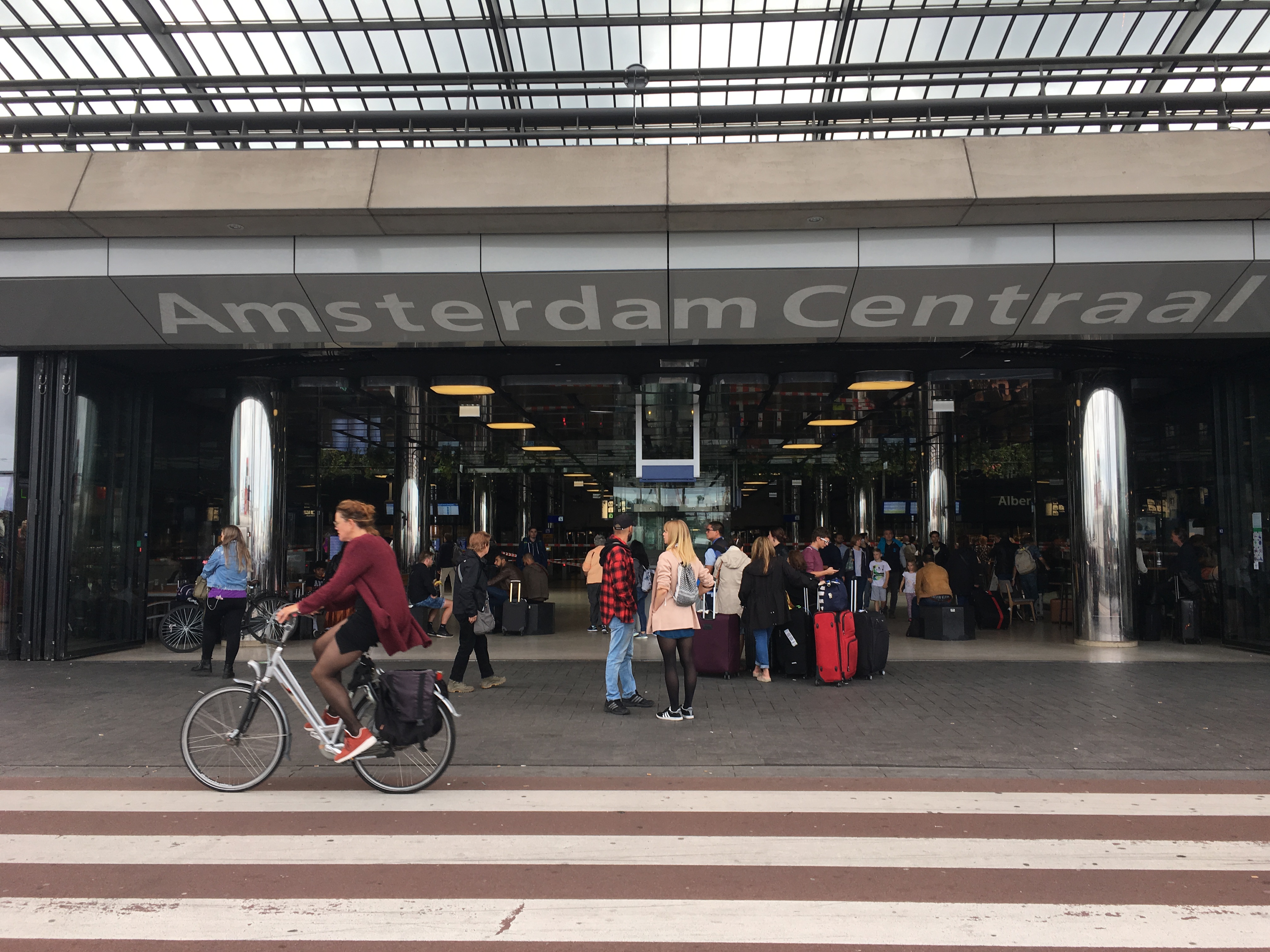 Dos heridos de gravedad en ataque con cuchillo en estación de trenes en Ámsterdam - amsterdam-ataque-con-cuchillo1