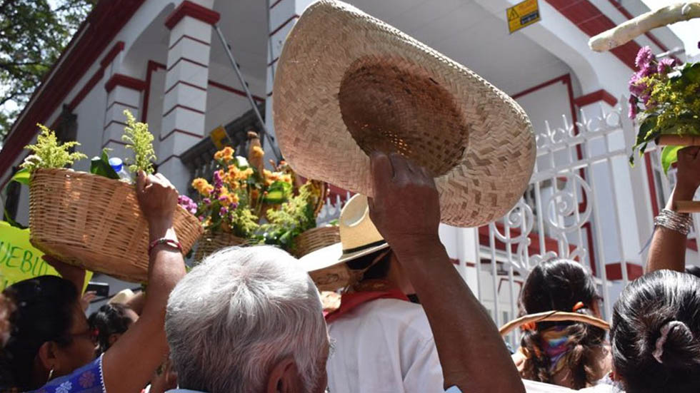 Habitantes de la Mixteca oaxaqueña piden apoyo a López Obrador - andres-manuel-lopez-obrador-mixteca-2