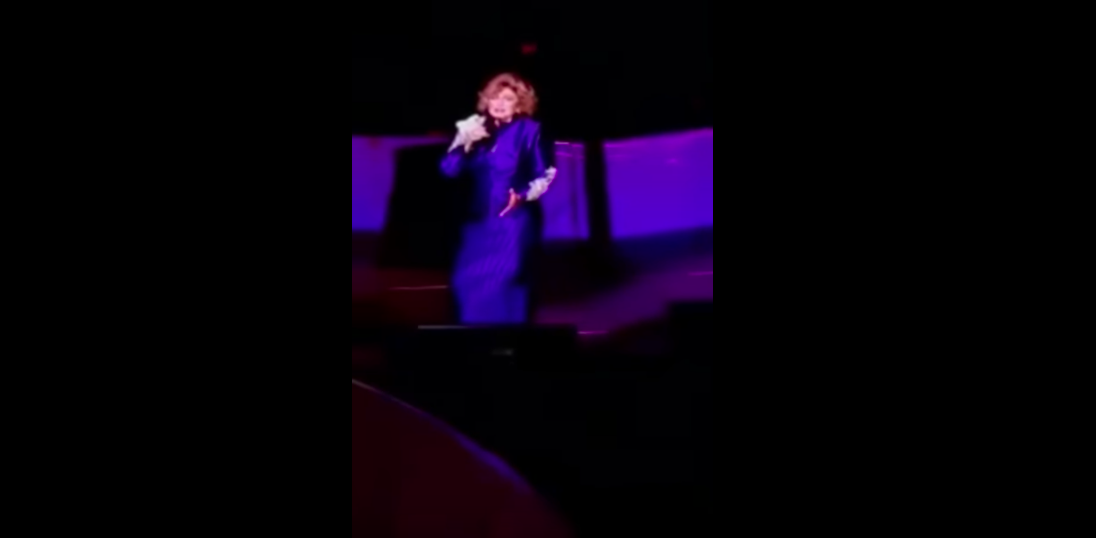 #Video Angélica María sufre caída en el escenario