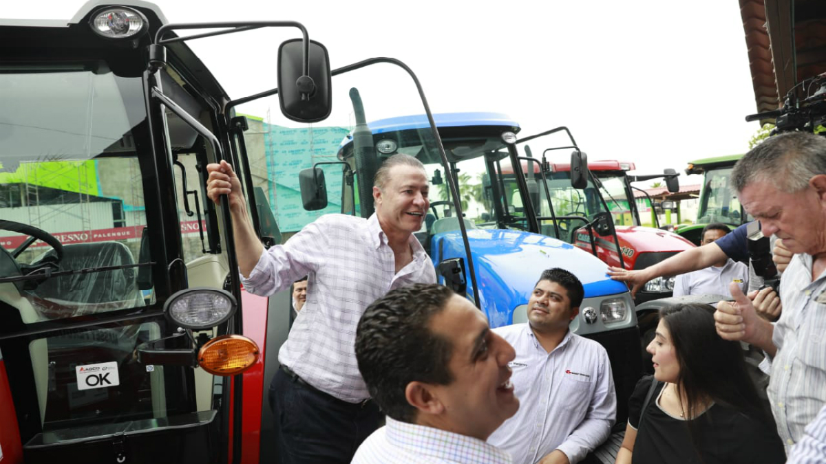 Entregan maquinaria a mil agricultores y ganaderos en Sinaloa