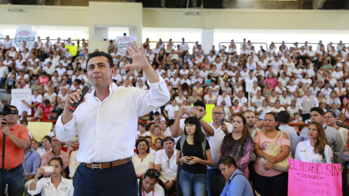 Entregan pólizas del Seguro Popular en Mazatlán