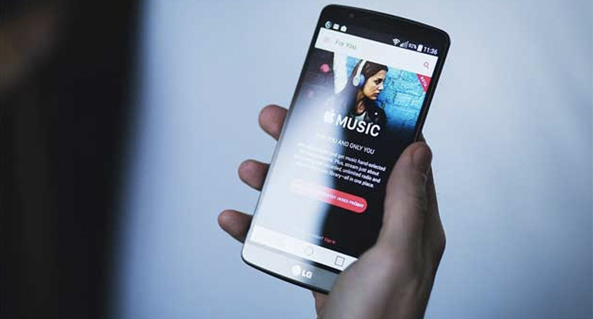 Tim Cook critica a Spotify por curaduría hecha por algoritmos