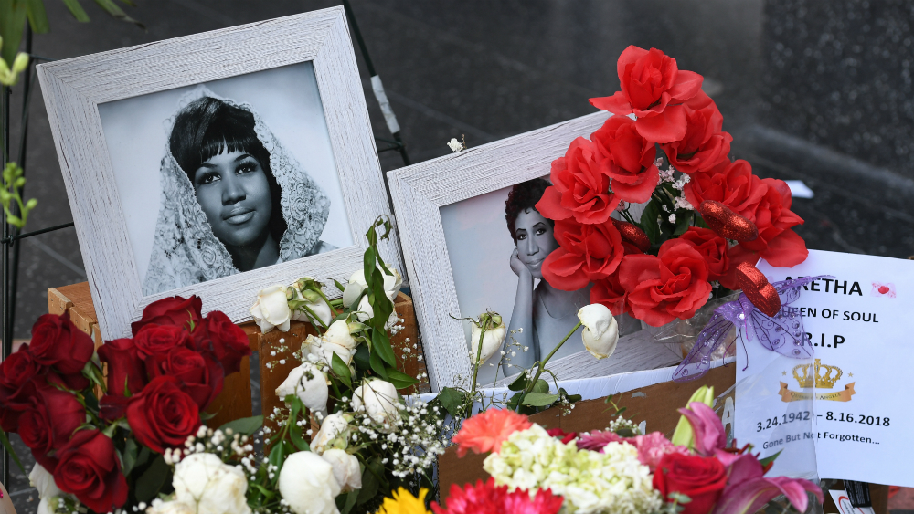 Ellos serán los oradores en el funeral de Aretha Franklin - aretha-franklin-altar