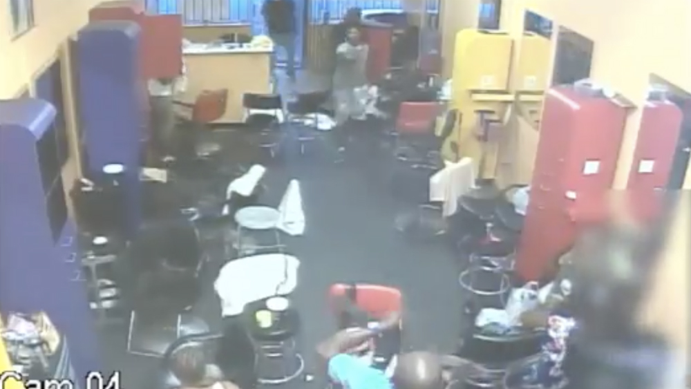 #Video Hombre ahuyenta con una escoba a asaltantes de una peluquería