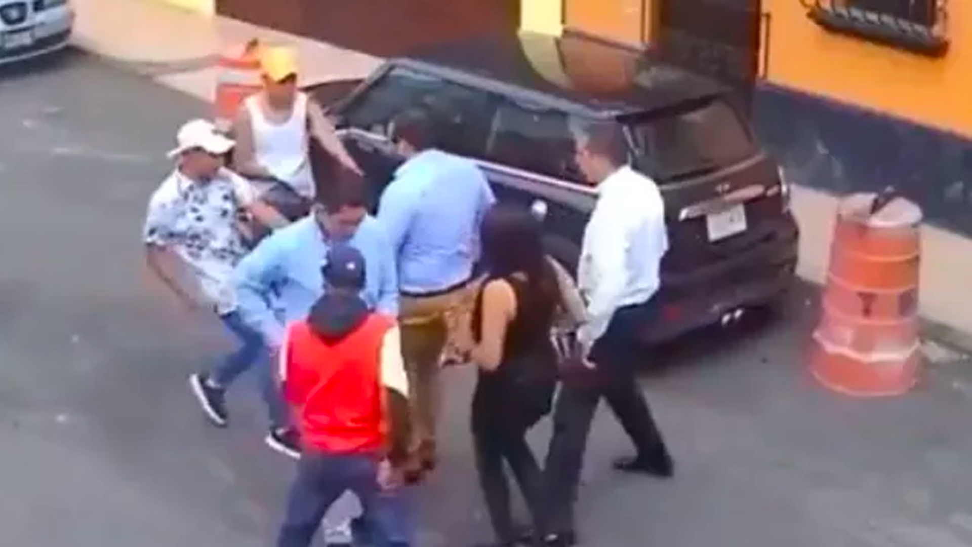 #Video Robo armado a oficinistas en menos de 10 segundos