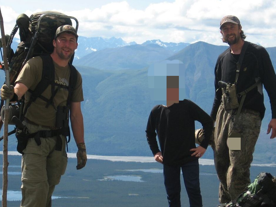 Acusan a padre e hijo de matar ilegalmente a osos en Alaska - asesinos-osos-alaska